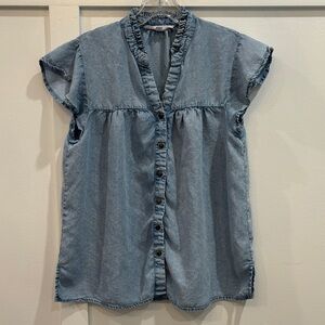 Jane + Delancey Light Wash Denim Button-Front Cap Sleeve Top